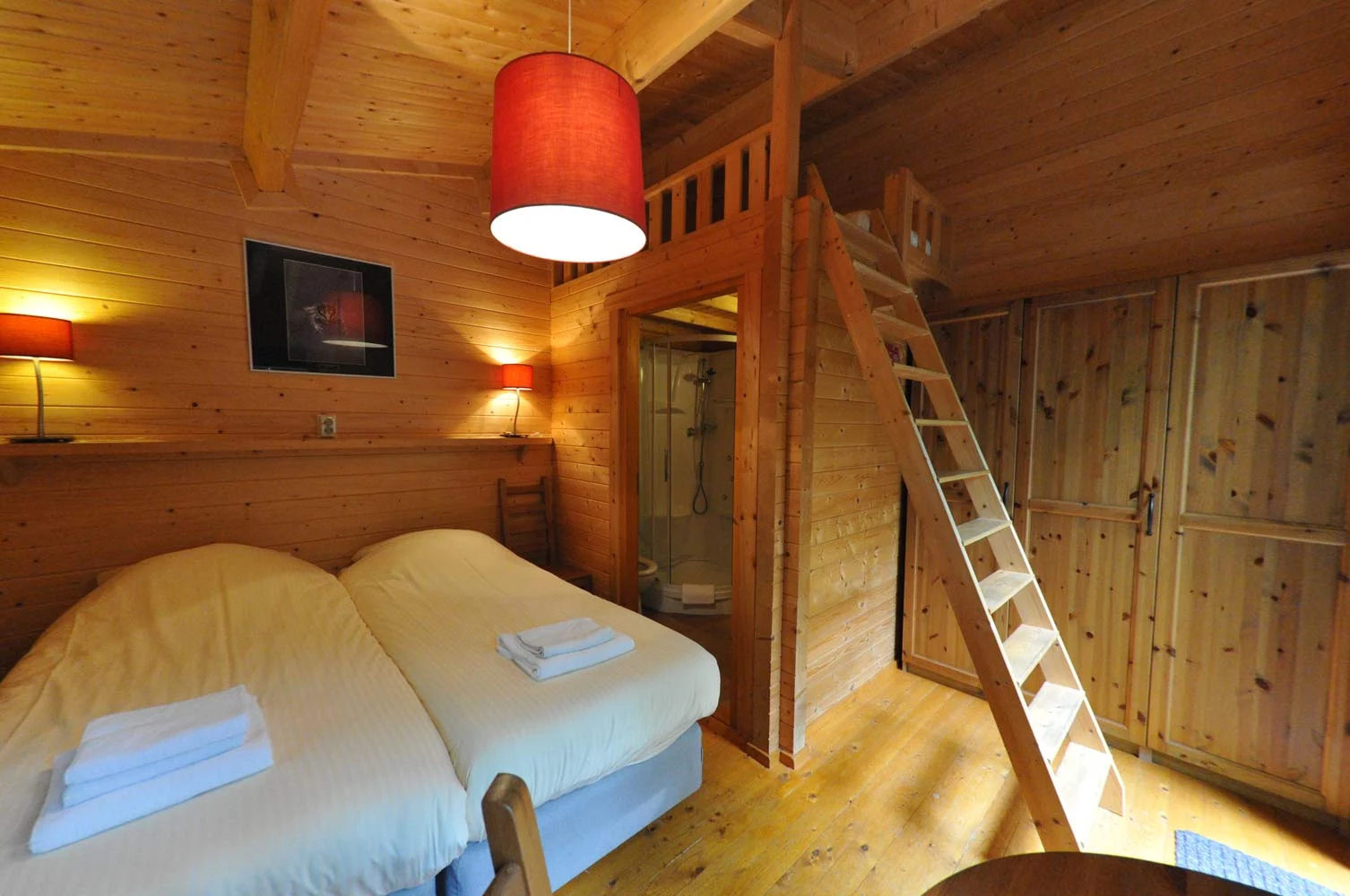 Het houten interieur van een lodge-kamer